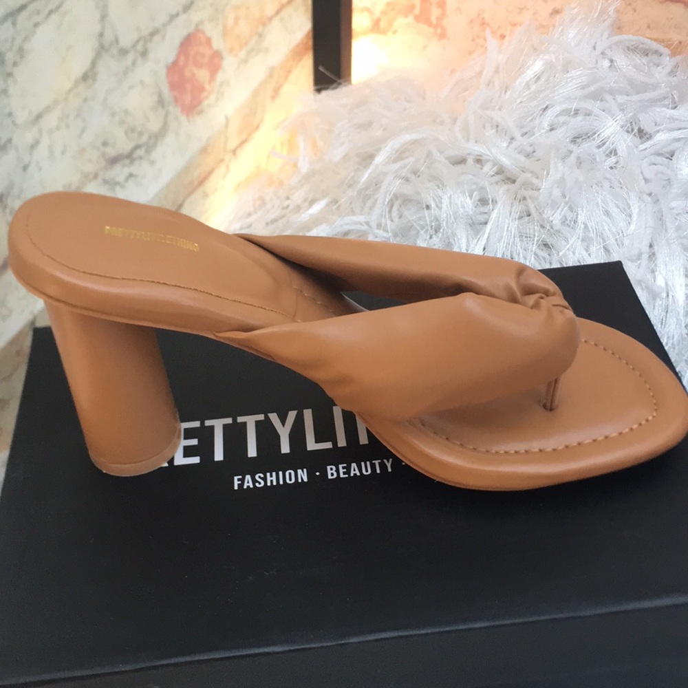 New in Box Pretty Little Thing Trendy Round Toe Quilted Cylinder Heeled Sandal